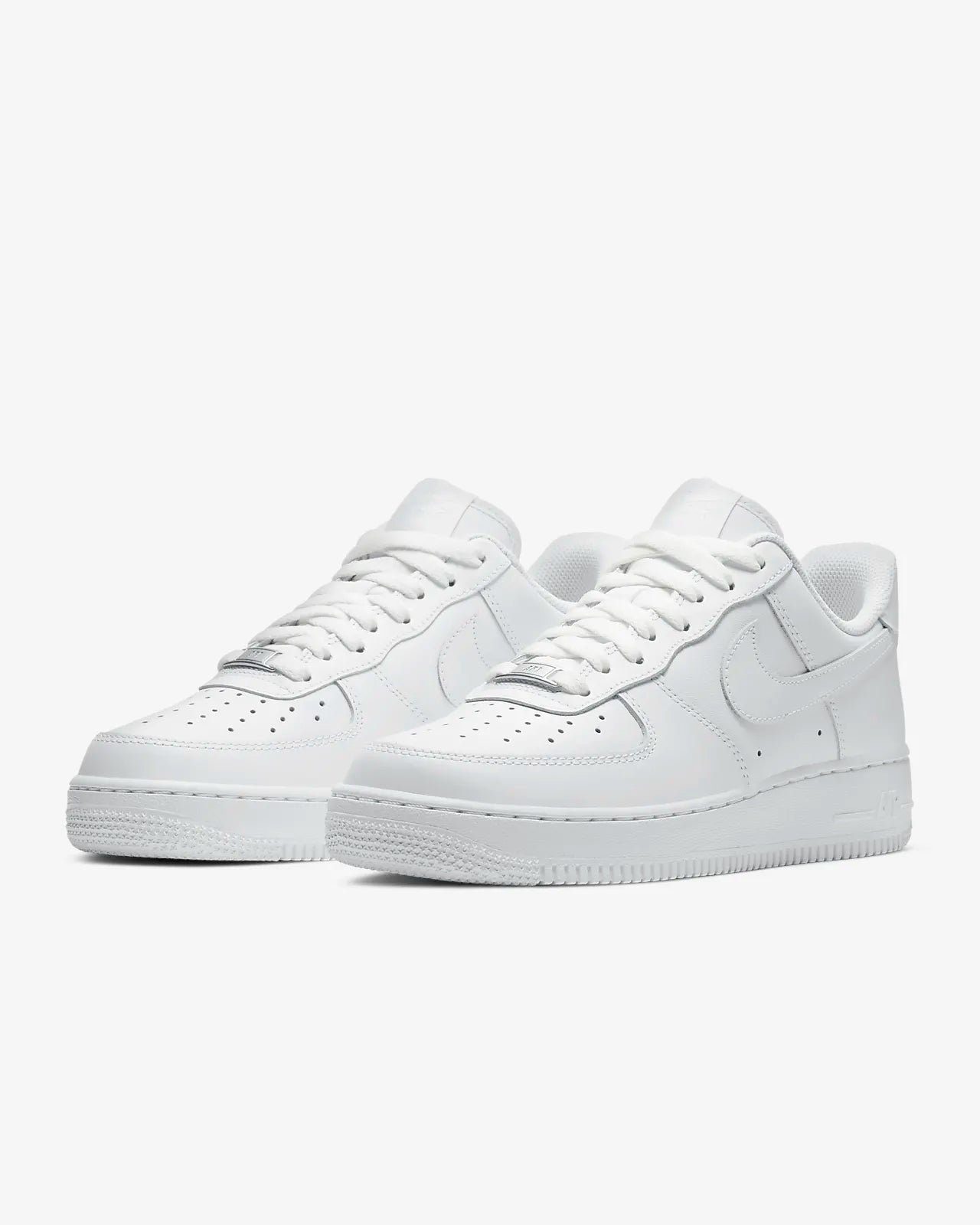 White low top sales nike air forces