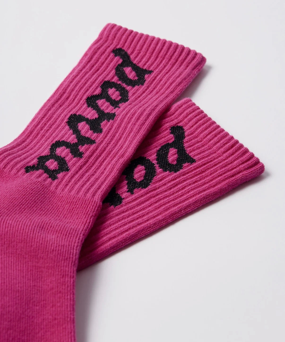 Lowercase scriptlogo crew socks “hot pink”