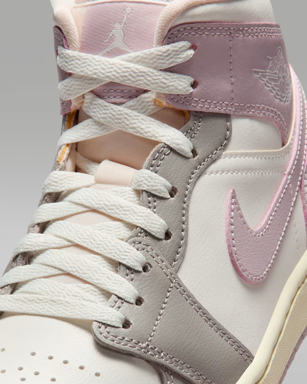 Air Jordan 1 Mid (W) “Particle Rose”